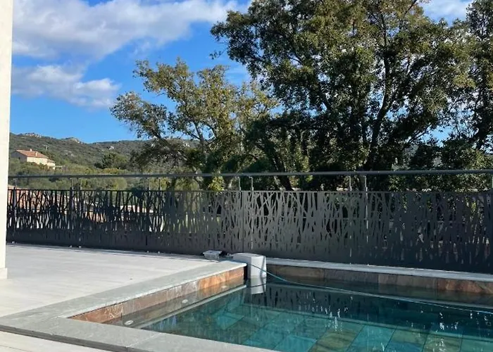 Avec Piscine Au Calme A