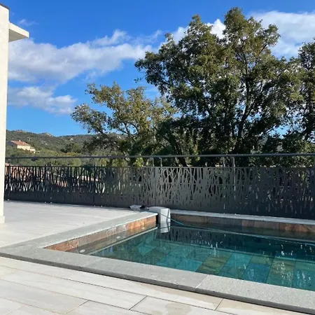 Avec Piscine Au Calme A