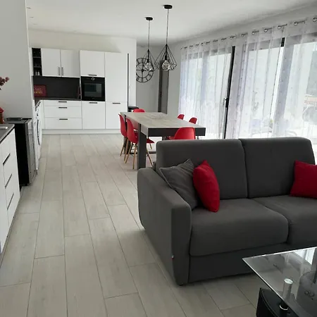 Holiday home Avec Piscine Au Calme A *